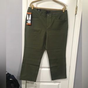 NWT WOMEN’s Banana Republic size 16 Slim cropped pants. Olive green